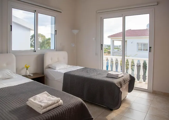 Ruby Nissi Willa Ajia Napa